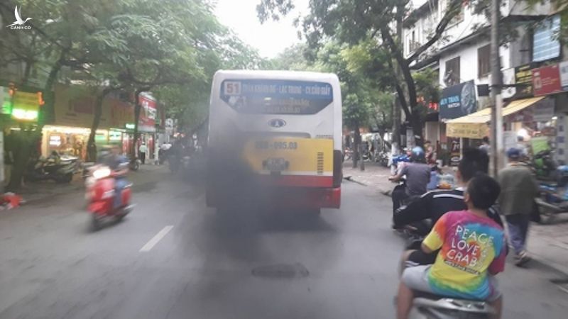 Hình ảnh chiếc xe buýt số 51, tuyến Trần Khánh Dư-CV Cầu Giấy (Hà Nội), vừa đi vừa nhả khói đen được người đi đường ghi lại. Người chụp hình cho biết, cứ đi 10m xe lại nhả khói một lần, tháng 11/2015. (Ảnh: Facebook) 