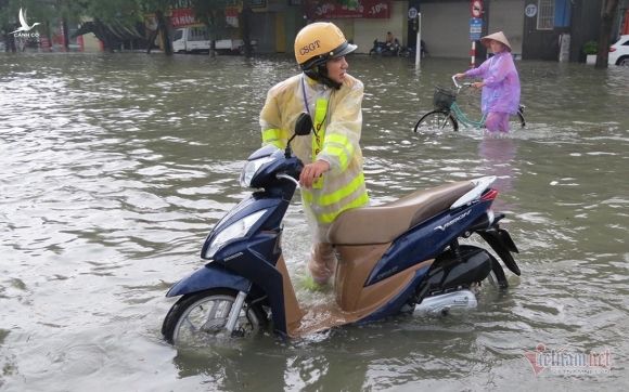 Xe CSGT, quân đội cứu người trong tâm lũ lịch sử ở Vinh