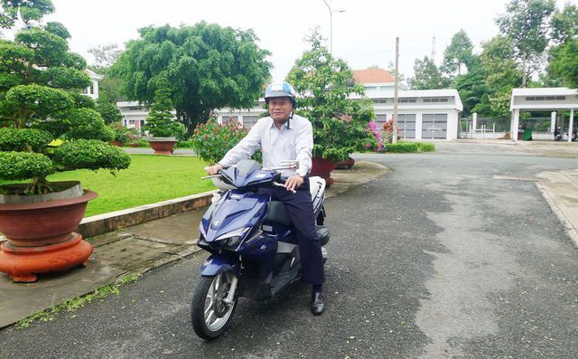 Chủ tịch UBND tỉnh Đồng Tháp: "Đi xe máy thích hơn xe công!"