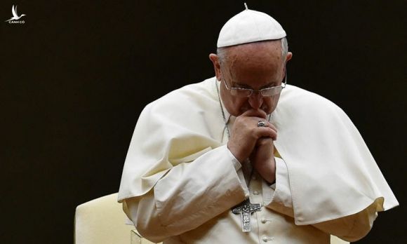 Giáo hoàng Francis trong một buổi cầu nguyện năm 2017. Ảnh: Reuters.