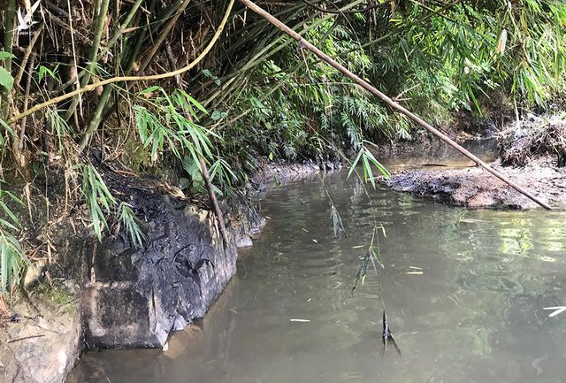 Con suối gần nhà máy nước sạch sông Đà bị 'đầu độc' bởi dầu thải. 
