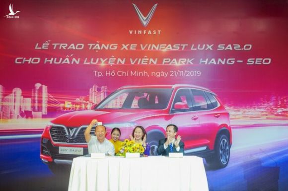 Vinfast tặng xe Lux SA2.0 phiên bản cao cấp cho HLV Park Hang Seo - 3