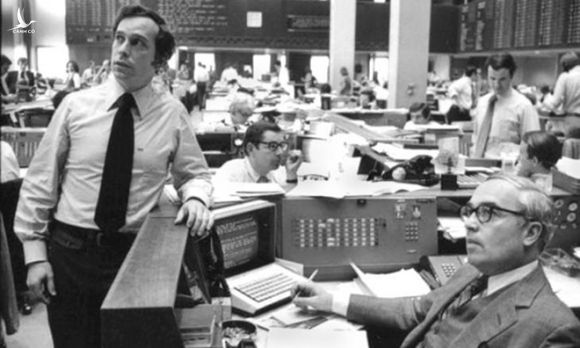 Bloomberg (trái) và John Gutfreund, CEO Salomon tại New York năm 1975. Ảnh: NYT
