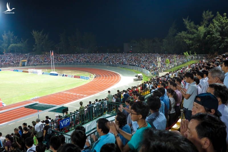Sân vận động Cần Thơ có phải là sân bóng có sức chứa lớn nhất Việt Nam với sức chứa 45.000 người, vượt xa SVĐ quốc gia Mỹ Đình với 40.192 người.