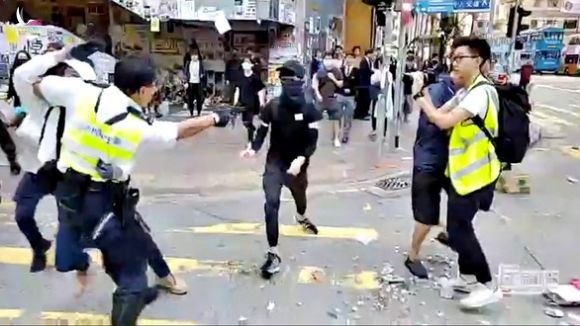 Biểu tình Hong Kong tăng cấp độ bạo lực - Ảnh 1.