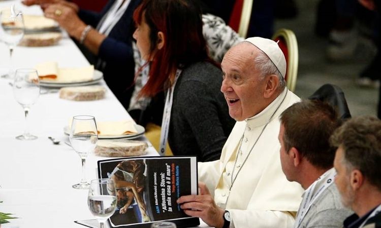 Giáo hoàng Francis dùng bữa trưa cùng người nghèo tại Vatican ngày 17/11. Ảnh: Reuters. 