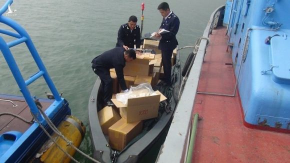 Hải quan Việt Nam bắt giữ xuồng máy chở thuốc lá lậu vi phạm vùng biển chủ quyền