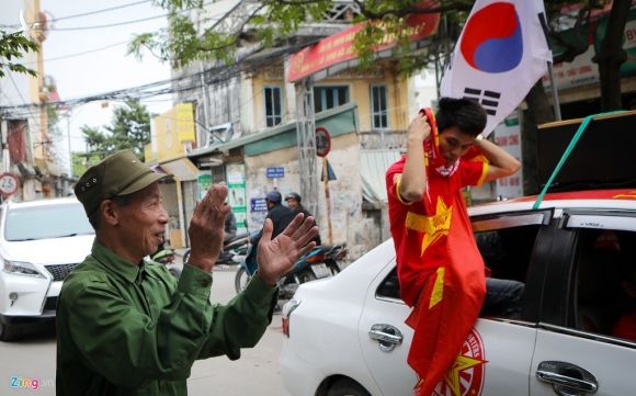 Co dong vien dot phao sang truoc tran gap UAE hinh anh 4 