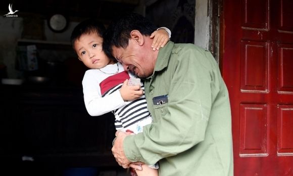 Bố của Le Van Ha - một người Việt mất tích trên đường sang Anh. Ảnh: AFP.