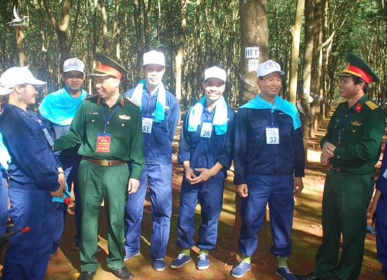 Lãnh đạo Bộ Tư lệnh Binh đoàn 15 gặp gỡ, động viên các công nhân tham gia hội thi thợ giỏi thu hoạch mủ cao su 