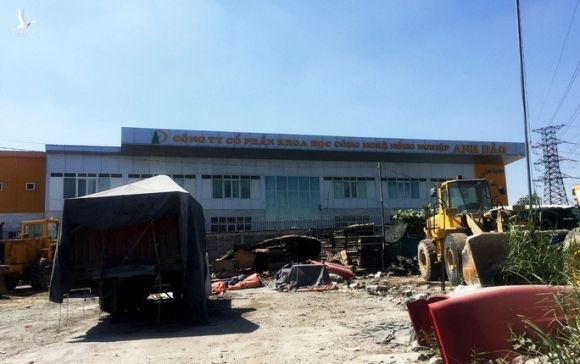 Lộ hàng loạt công trình khủng không phép ở TP HCM - Ảnh 1. Công trình nhà xưởng quy mô lớn xây dựng không phép vẫn được tồn tại (ảnh trái), trong khi công trình nhỏ lại bị tháo dỡ Ảnh: LÊ PHONG