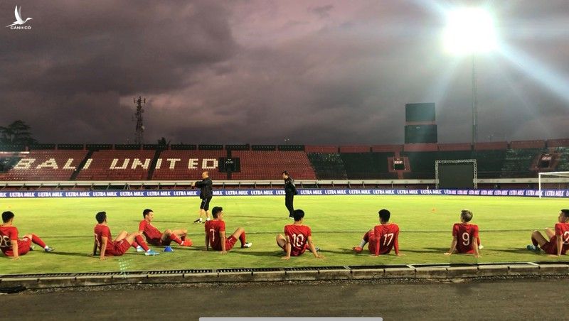 Tuyển Việt Nam tập luyện trên sân đấu chính của vòng loại World Cup tại Bali với tuyển Indonesia 
