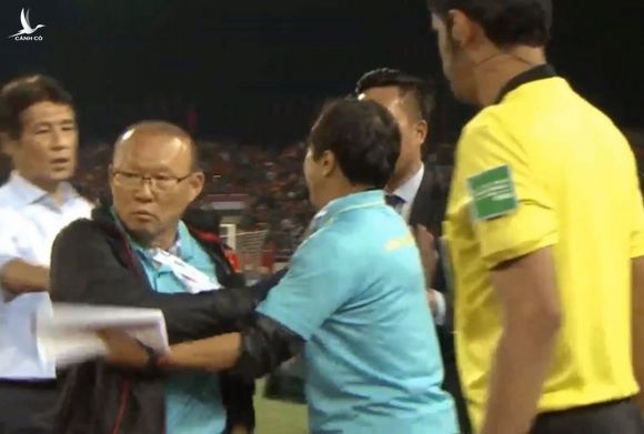 Bị BHL đối thủ cà khịa, thầy Park định lao vào đáp trả khiến HLV Thái Lan vất vả giữ lại - Ảnh 3.