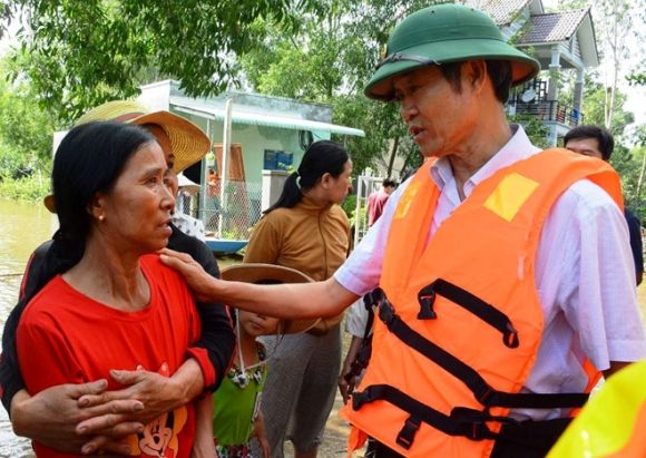 Ông Nguyễn Văn Lúa trong một lần đi thăm người dân vùng lũ hồi tháng 11.2018. /// Ảnh: Mạnh Cường