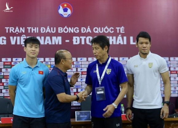 HỌP BÁO: HLV Park Hang-seo: Phóng viên Thái hỏi Quang Hải đủ sức sang Nhật không?, thầy Park khoe sang La Liga - Ảnh 1.