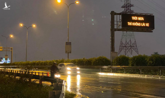 Trời mưa thì không lái xe: Đơn vị quản lý cao tốc xin lỗi người đi đường - Ảnh 1.