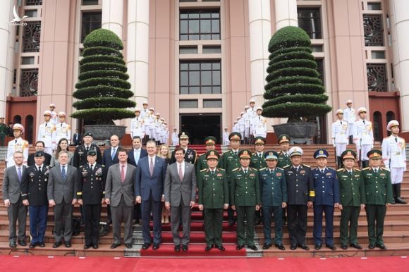 Bộ trưởng Quốc phòng Mỹ bắt đầu thăm Việt Nam, hội đàm cùng Bộ trưởng Quốc phòng Ngô Xuân Lịch - Ảnh 4.