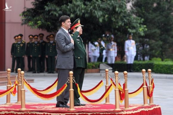 Bộ trưởng Quốc phòng Mỹ bắt đầu thăm Việt Nam, hội đàm cùng Bộ trưởng Quốc phòng Ngô Xuân Lịch - Ảnh 2.