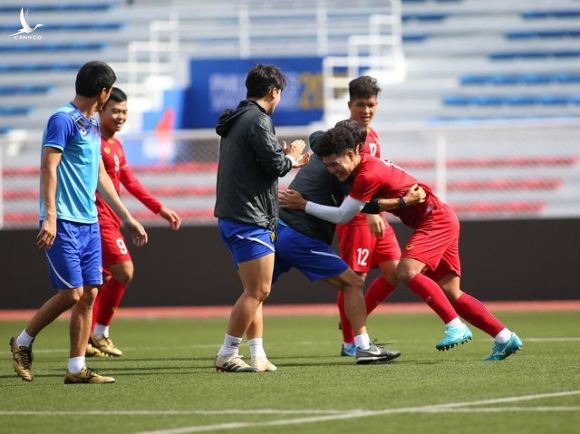 HLV Park Hang Seo dạy trung vệ U22 Việt Nam cách khoá tiền đạo Indonesia - 15