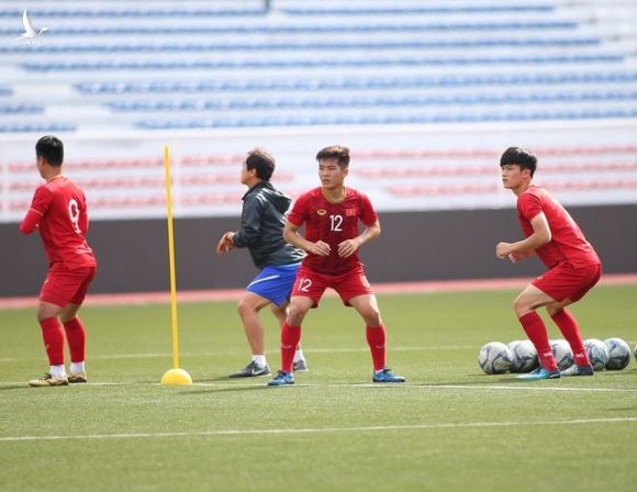 HLV Park Hang Seo dạy trung vệ U22 Việt Nam cách khoá tiền đạo Indonesia - 4