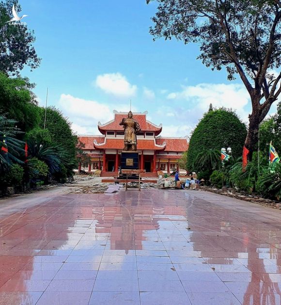 Sân lát tượng đài Hoàng đế Quang Trung đang đẹp, tỉnh bỏ 5 tỉ ngân sách cạy lên… nâng cấp ? - Ảnh 2.