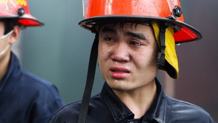 Hình ảnh người lính cứu hỏa khi làm nhiệm vụ chữa cháy tại một kho hàng ở quận Hoàng Mai (Hà Nội) đã chạm đến trái tim của người xem