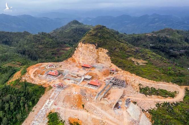 Chủ đầu tư xẻ một phần núi, dời hơn 100 ngôi mộ để xây chùa.