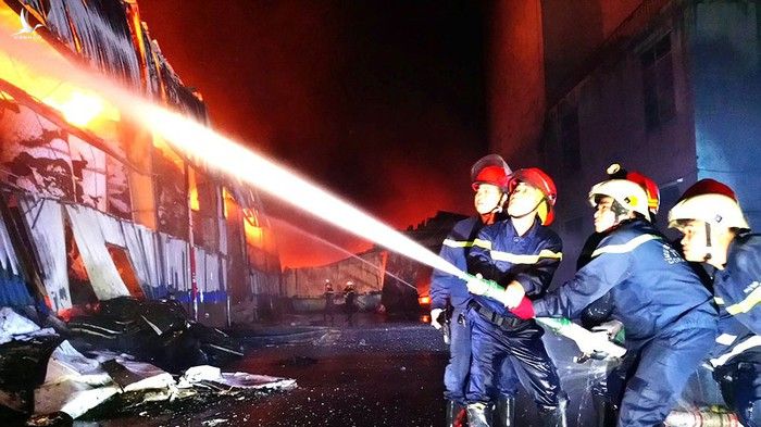 Các chiến sĩ Phòng Cảnh sát PCCC quận Bình Tân chữa cháy tại một khu công nghiệp 