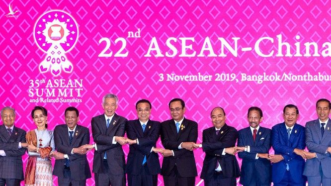 Hội nghị cấp cao các nước ASEAN đã ra tuyên bố bày tỏ quan ngại về vấn đề Biển Đông và cáo buộc Trung Quốc tiến hành các hoạt động quân sự ở Biển Đông. 