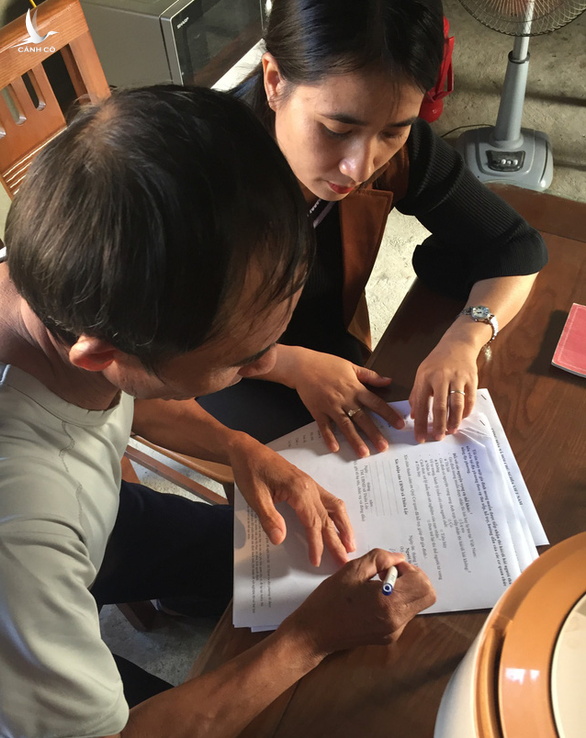 Cán bộ xã Thiên Lộc, huyện Can Lộc hỗ trợ một gia đình có con em mất tích làm các thủ tục cần thiết - Ảnh: B.D 