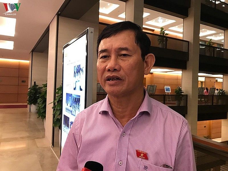 Đại biểu Nguyễn Ngọc Phương (đoàn Quảng Bình) trả lời báo chí bên lề Quốc hội. 