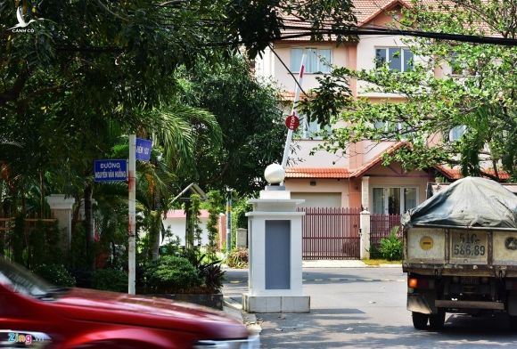 Biet thu o Thao Dien bit kin loi ra bo song Sai Gon hinh anh 10