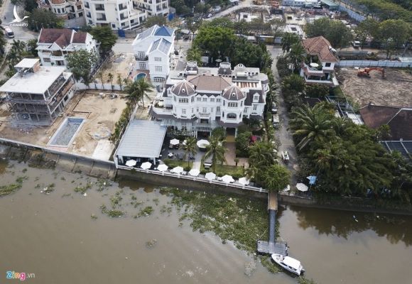 Biet thu o Thao Dien bit kin loi ra bo song Sai Gon hinh anh 16