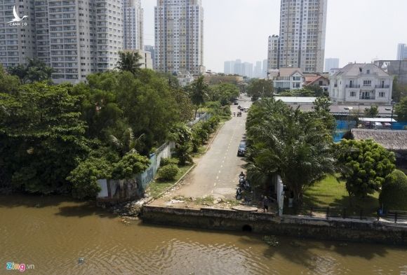 Biet thu o Thao Dien bit kin loi ra bo song Sai Gon hinh anh 18