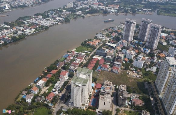 Biet thu o Thao Dien bit kin loi ra bo song Sai Gon hinh anh 1