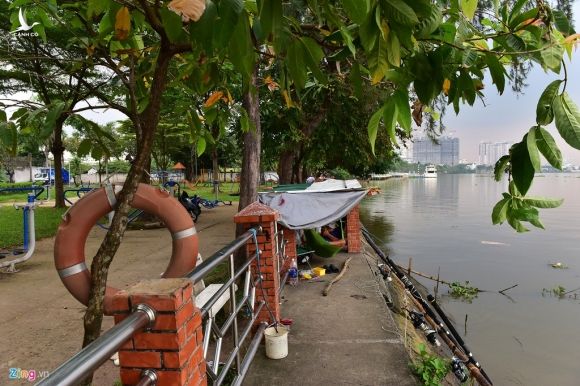 Biet thu o Thao Dien bit kin loi ra bo song Sai Gon hinh anh 20