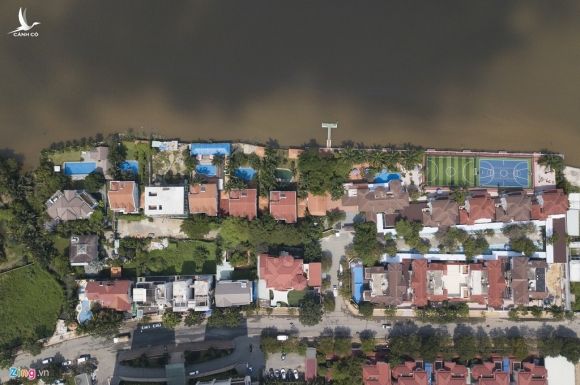 Biet thu o Thao Dien bit kin loi ra bo song Sai Gon hinh anh 9