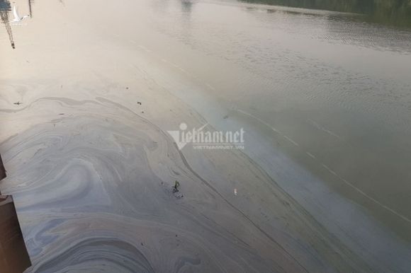 Bục đường ống Xi măng Chinfon Hải Phòng, dầu tràn ra sông