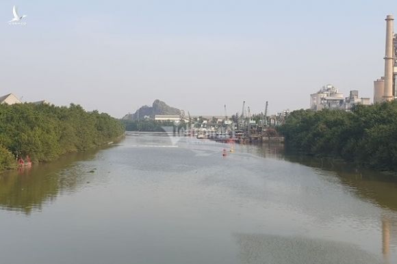 Bục đường ống Xi măng Chinfon Hải Phòng, dầu tràn ra sông