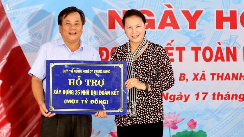 Chủ tịch Quốc hội trao 25 căn nhà đại đoàn kết cho các hoàn cảnh khó khăn của tỉnh Trà Vinh. 