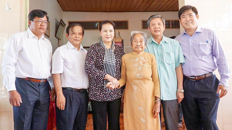 Chủ tịch Quốc hội thăm và tặng quà Mẹ VNAH Lê Thị Tới (91 tuổi) ở huyện Trà Cú. 