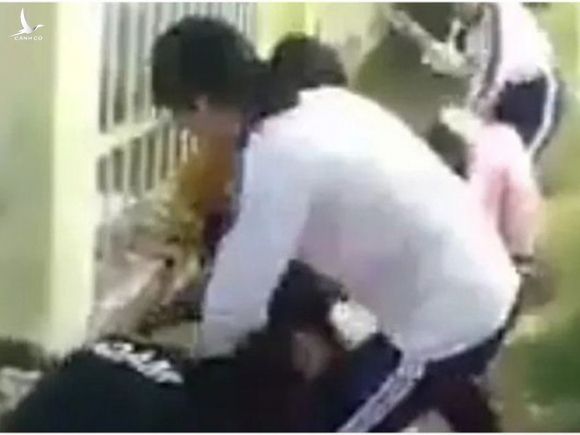 Nu sinh quyet nghi hoc vi so tiep tuc bi danh hinh anh 1 