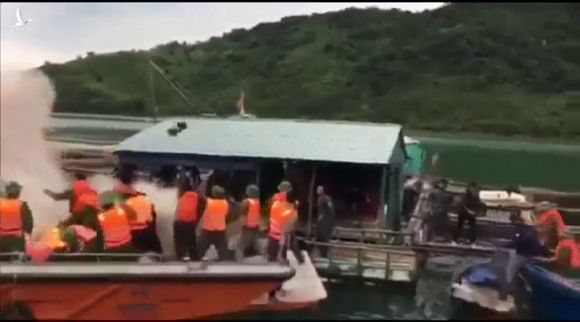 Đoàn cưỡng chế bè nuôi thủy sản ở Quảng Ninh bị quăng bom xăng - Ảnh 1.