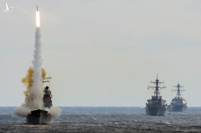 Chiến hạm Mỹ phóng tên lửa Tomahawk. 