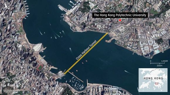 Đại học Bách khoa Hong Kong (chấm đỏ) ở cuối phía nam bán đảo Cửu Long, bị người biểu tình biến thành căn cứ để chặn các con đường gần đó và Đường hầm Xuyên cảng, huyết mạch giao thông nối Cửu Long với đảo Hong Kong. Đồ họa: Google Earth