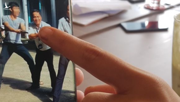 Các bé gái nhận ra ngay ông Dũng khi được PV cho xem ảnh /// Ảnh: Trác Rin