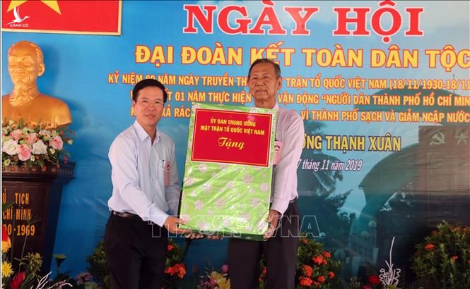 Trưởng Ban Tuyên giáo Trung ương Võ Văn Thưởng (trái) trao quà của Ủy ban MTTQ Việt Nam cho đại diện bà con Khu phố 6, phường Thạnh Xuân, Quận 12, TP Hồ Chí Minh.  