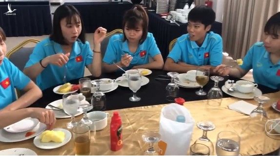 Đội tuyển bóng đá nữ dự định sẽ sắp xếp thời gian đi mua thêm dụng cụ đun nấu, HLV Mai Đức Chung cho biết 