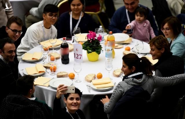 Những người khó khăn được mời cơm tại Vatican ngày 17/11. Ảnh: Reuters. 