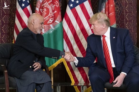 Tổng thống Afghanistan Ashraf Ghani (bên trái) và Tổng thống Mỹ Donald Trump (bên phải) trong cuộc tối 27/11. Ảnh: AP.